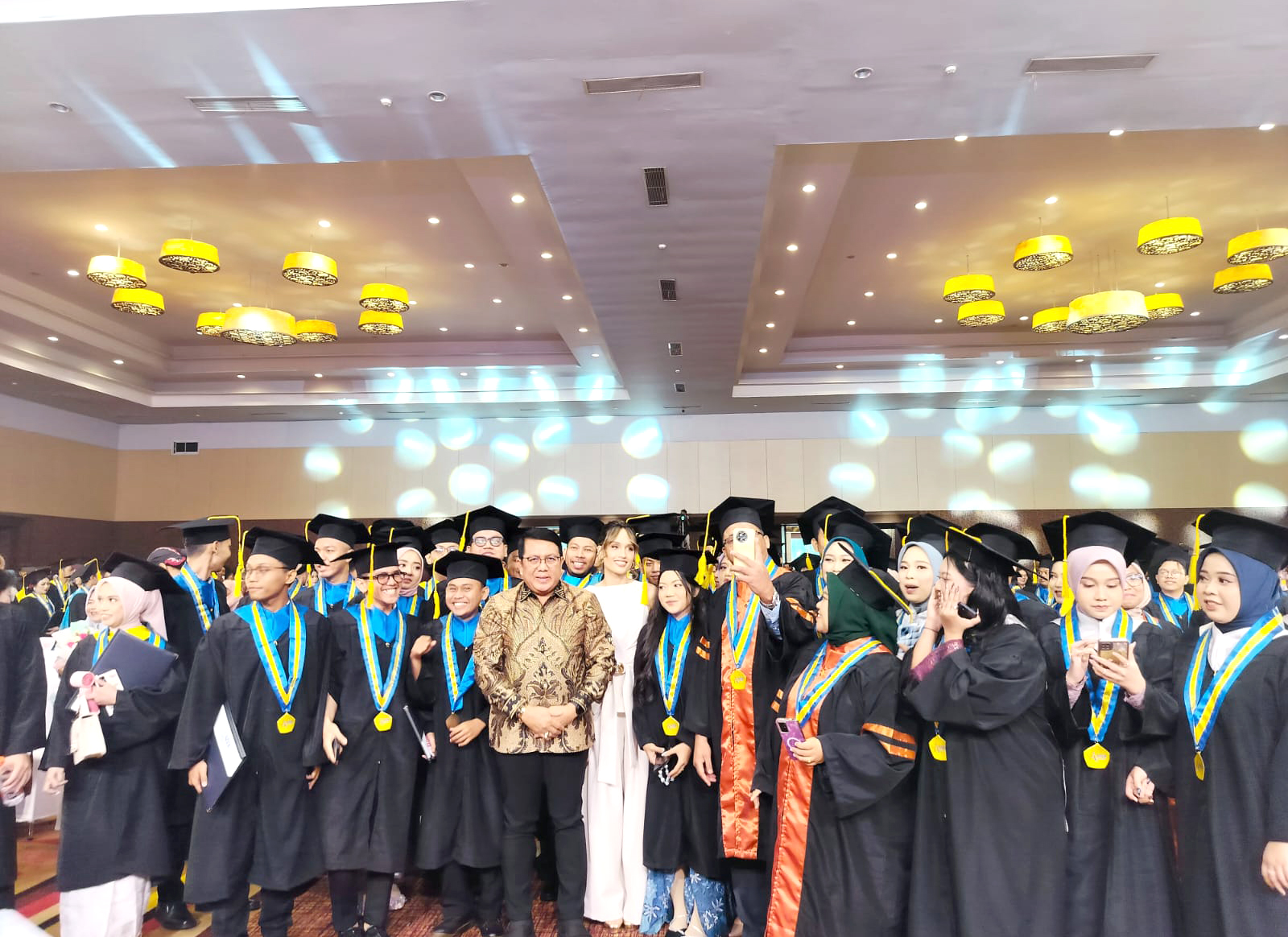 Menghadiri Undangan Wisuda ke - 29 Universitas Satya Negara Indonesia (USNI).